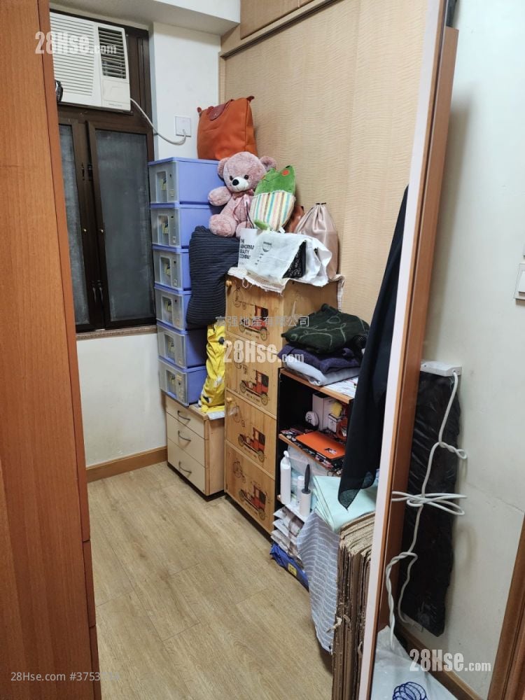 Wai Tak Building Sell 3 Bedrooms , 2 Bathrooms 600 ft²