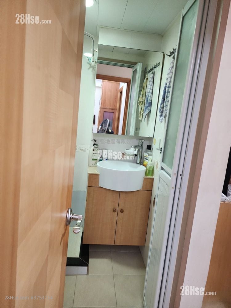 Wai Tak Building Sell 3 Bedrooms , 2 Bathrooms 600 ft²