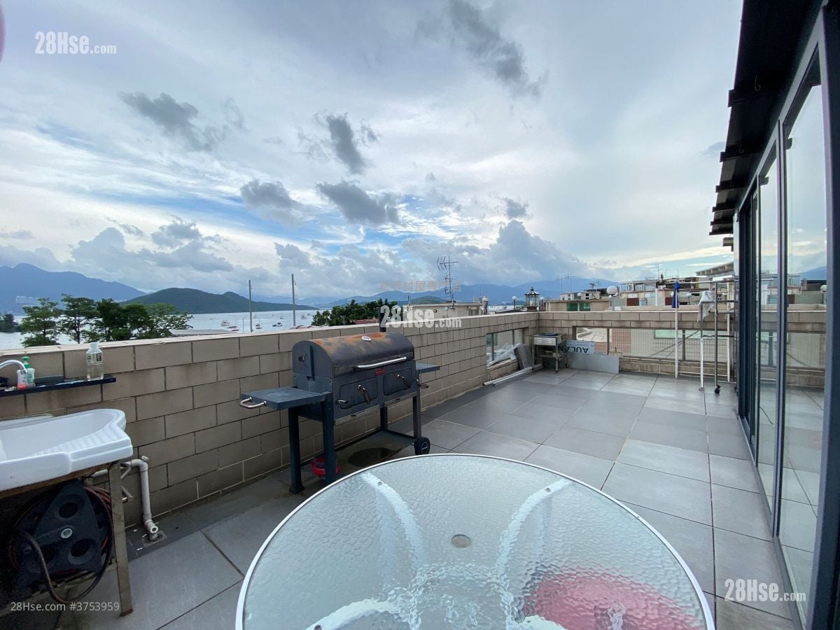 Village Sell 1,400 ft²