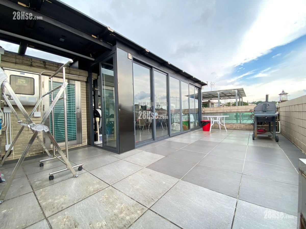 Village Sell 1,400 ft²