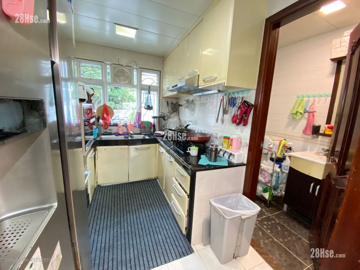 Village Sell 1,400 ft²