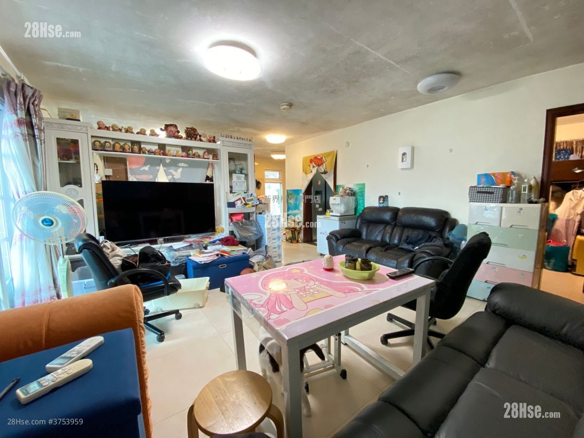 Village Sell 1,400 ft²