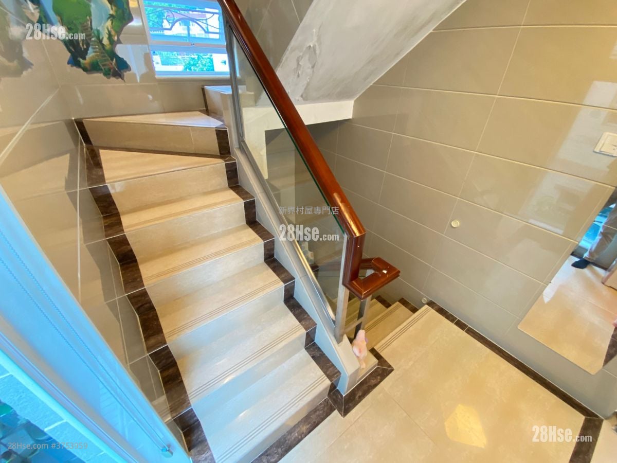 Village Sell 1,400 ft²