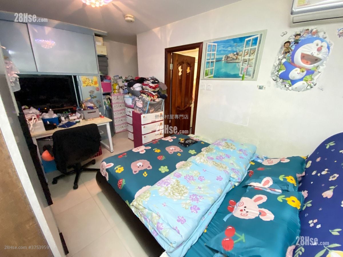 Village Sell 1,400 ft²