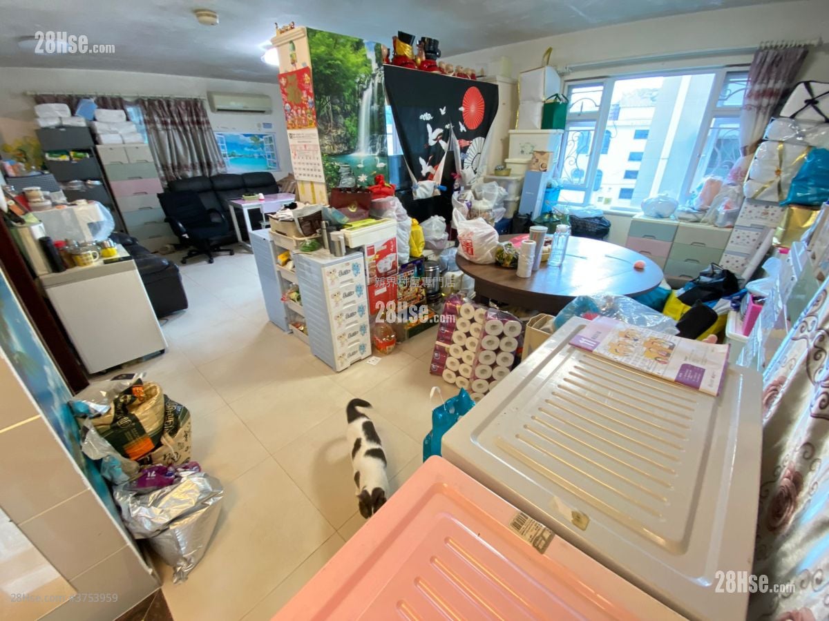 Village Sell 1,400 ft²