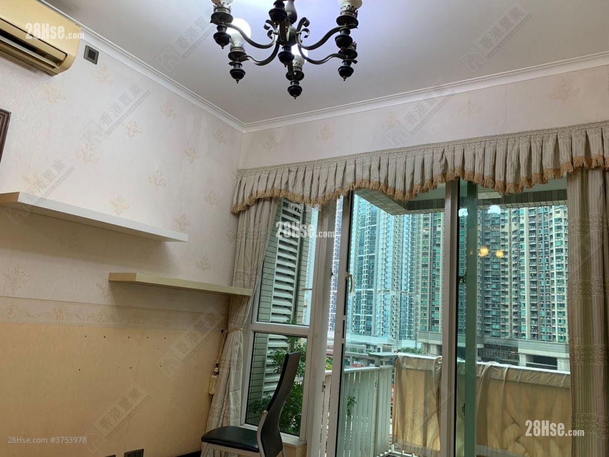 living room: The Capitol Sell 3 Bedrooms , 2 Bathrooms 681 ft²