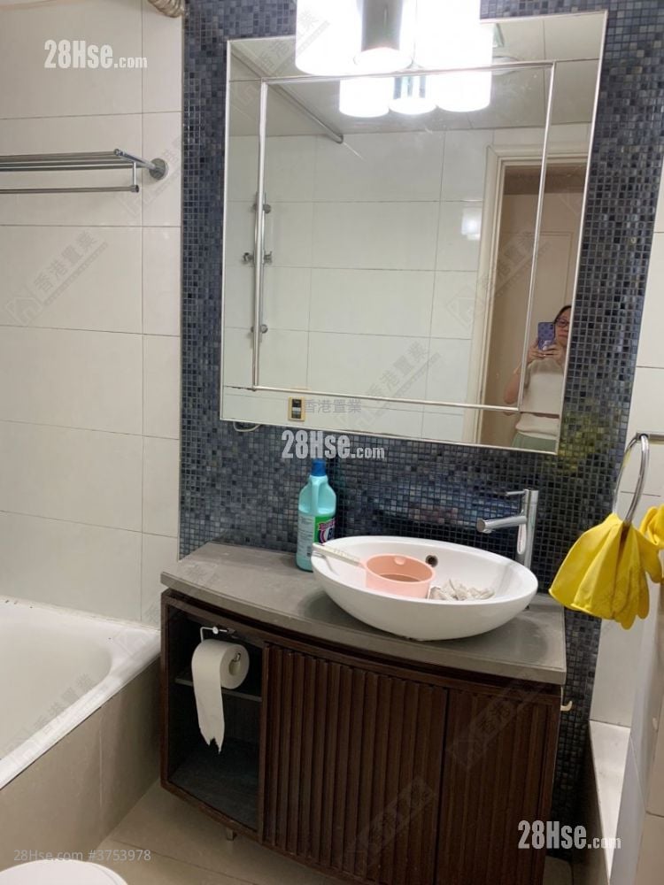 bathroom: The Capitol Sell 3 Bedrooms , 2 Bathrooms 681 ft²