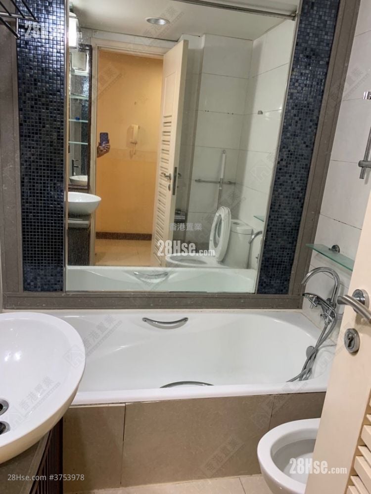 bathroom: The Capitol Sell 3 Bedrooms , 2 Bathrooms 681 ft²