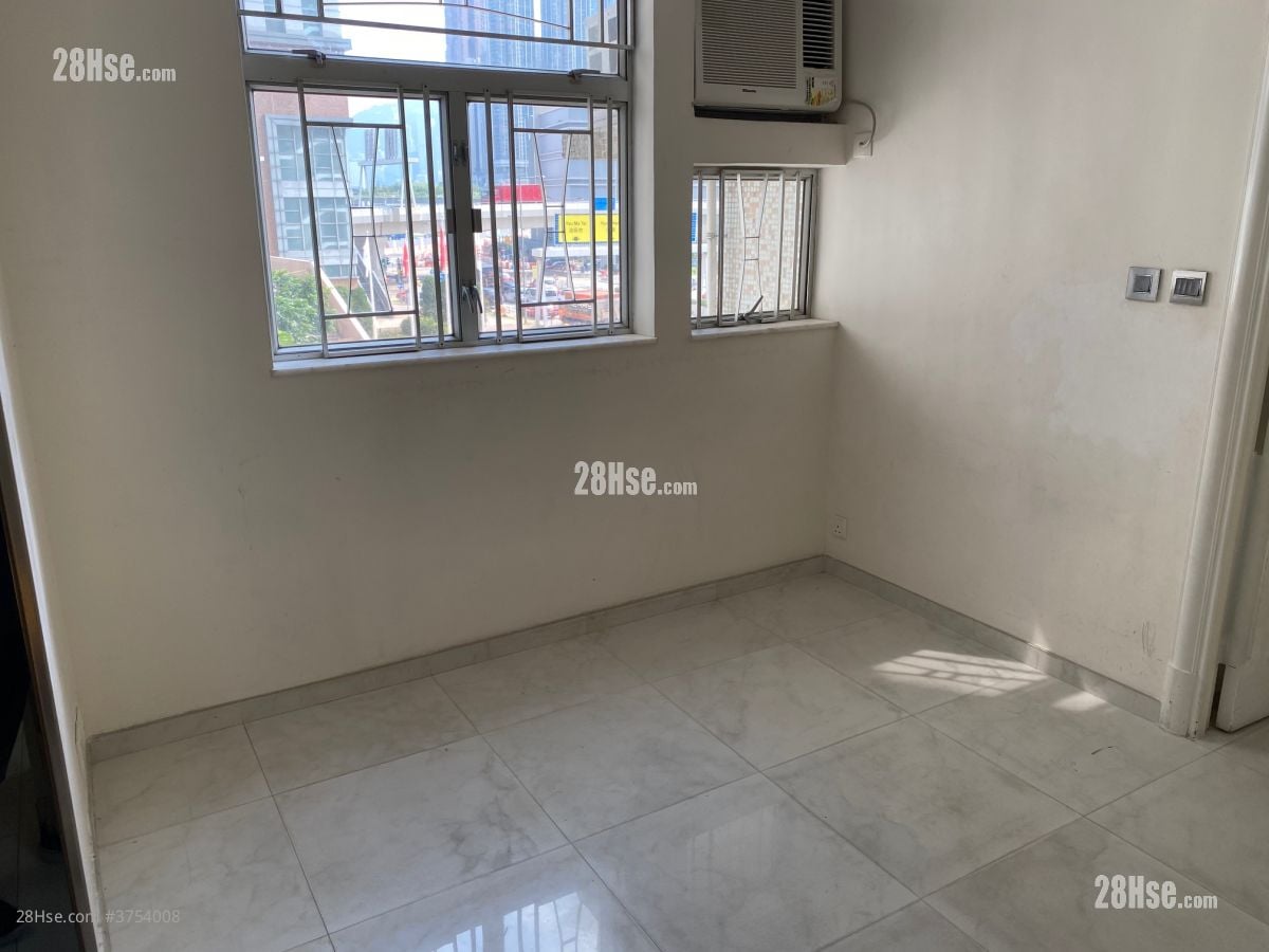 Charming Garden Sell 3 Bedrooms , 2 Bathrooms 592 ft²