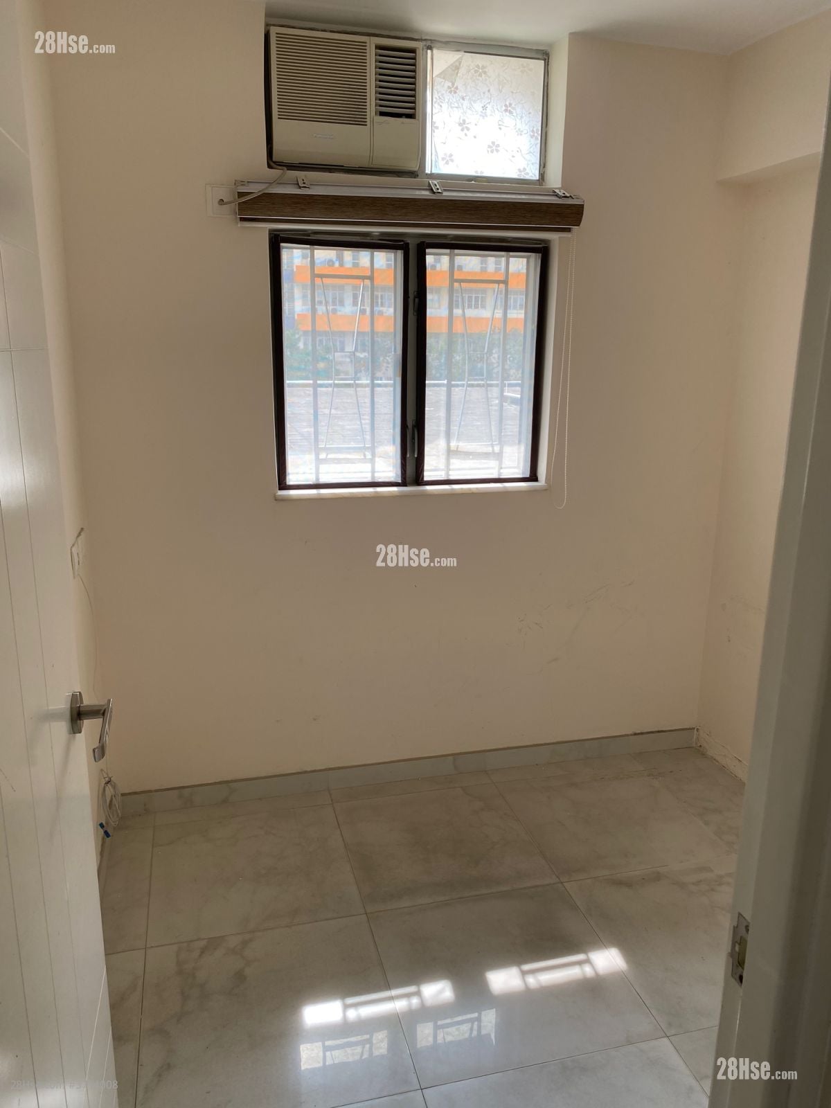 Charming Garden Sell 3 Bedrooms , 2 Bathrooms 592 ft²