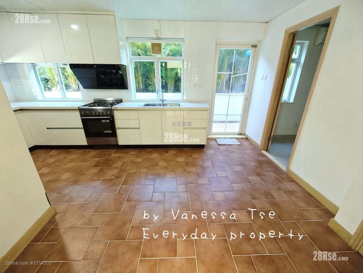 Village Sell 4 Bedrooms , 4 Bathrooms 2,100 ft²