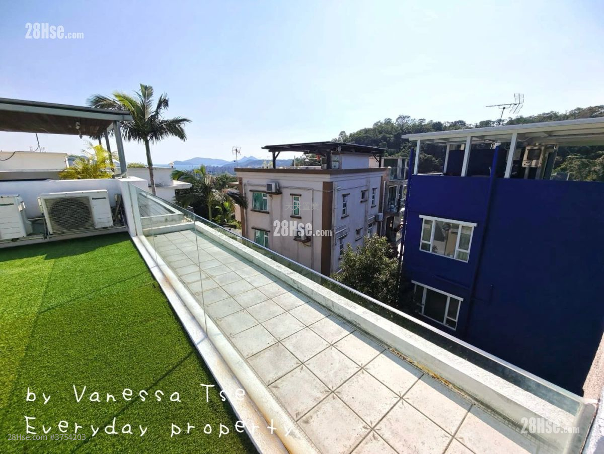 Village Sell 4 Bedrooms , 4 Bathrooms 2,100 ft²