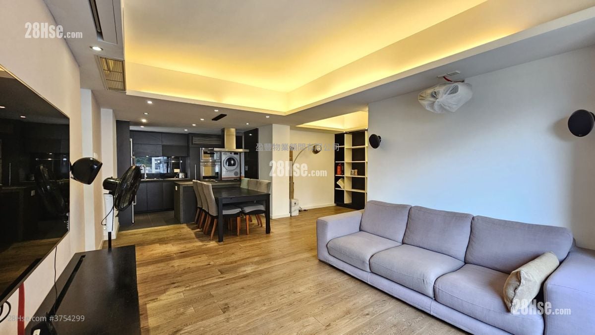 Yue King Building Sell 2 Bedrooms , 2 Bathrooms 958 ft²