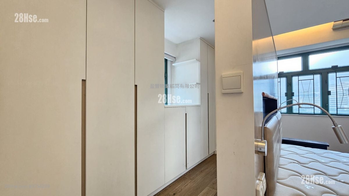 Yue King Building Sell 2 Bedrooms , 2 Bathrooms 958 ft²