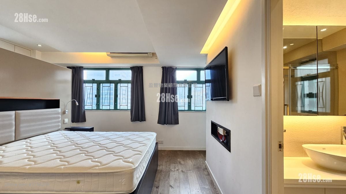 Yue King Building Sell 2 Bedrooms , 2 Bathrooms 958 ft²