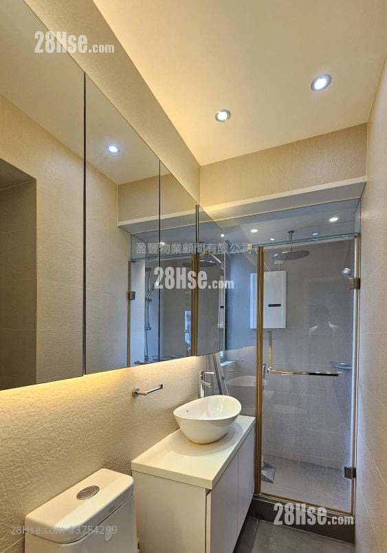 Yue King Building Sell 2 Bedrooms , 2 Bathrooms 958 ft²