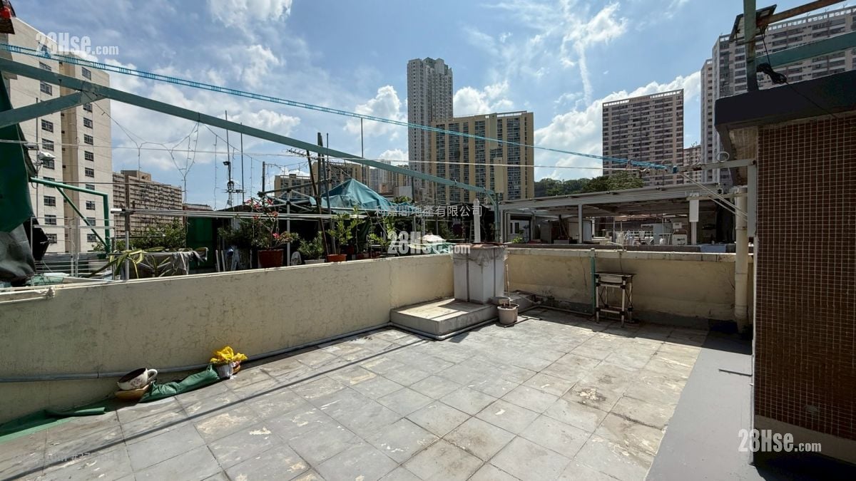 Chung Mei Lo Uk Village Sell 3 Bedrooms , 1 Bathroom 700 ft²