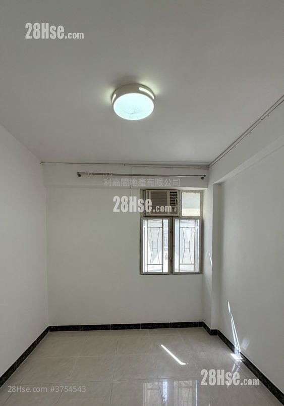 Chung Mei Lo Uk Village Sell 3 Bedrooms , 1 Bathroom 700 ft²