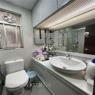 Kam Tai Court Sell 3 Bedrooms , 2 Bathrooms 650 ft²