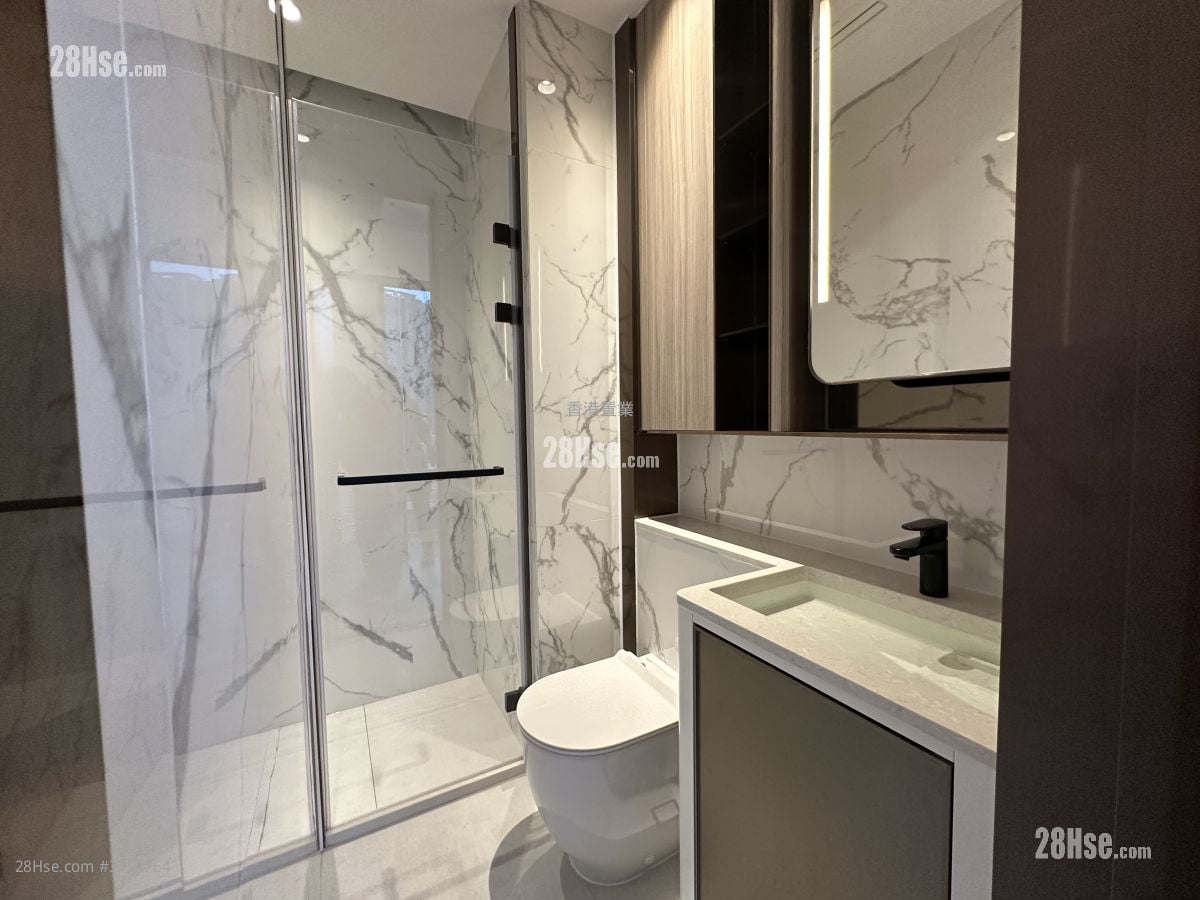 bathroom: Eight Southpark Sell 1 Bedroom , 1 Bathroom 261 ft²