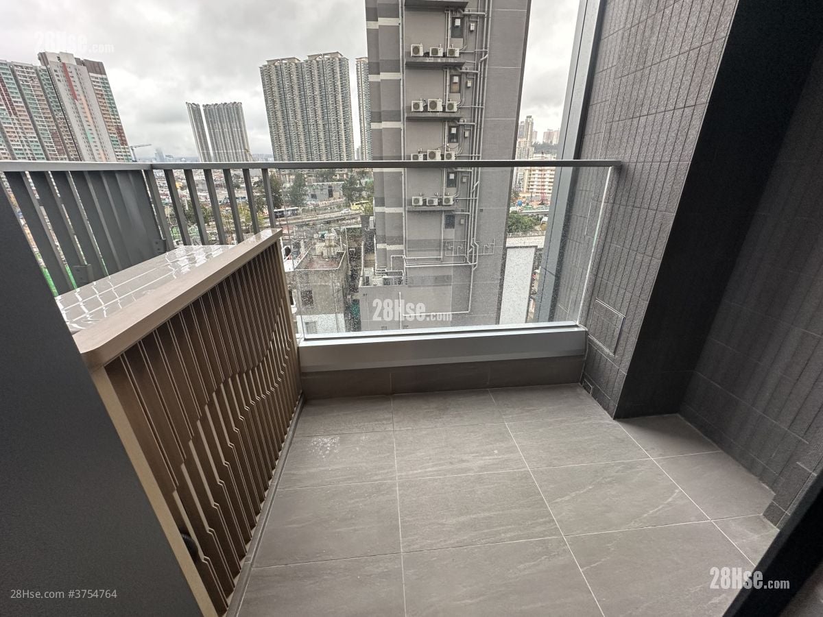 balcony: Eight Southpark Sell 1 Bedroom , 1 Bathroom 261 ft²