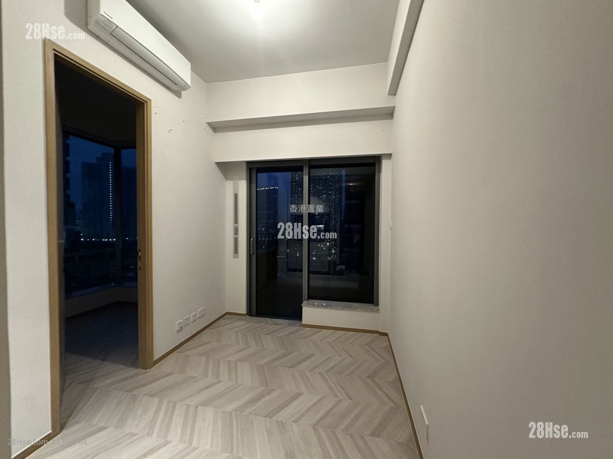 living room: Eight Southpark Sell 1 Bedroom , 1 Bathroom 261 ft²