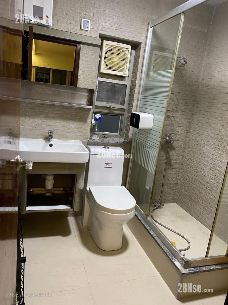 村屋 售盤 5+ 房 , 2 浴室 700 平方呎