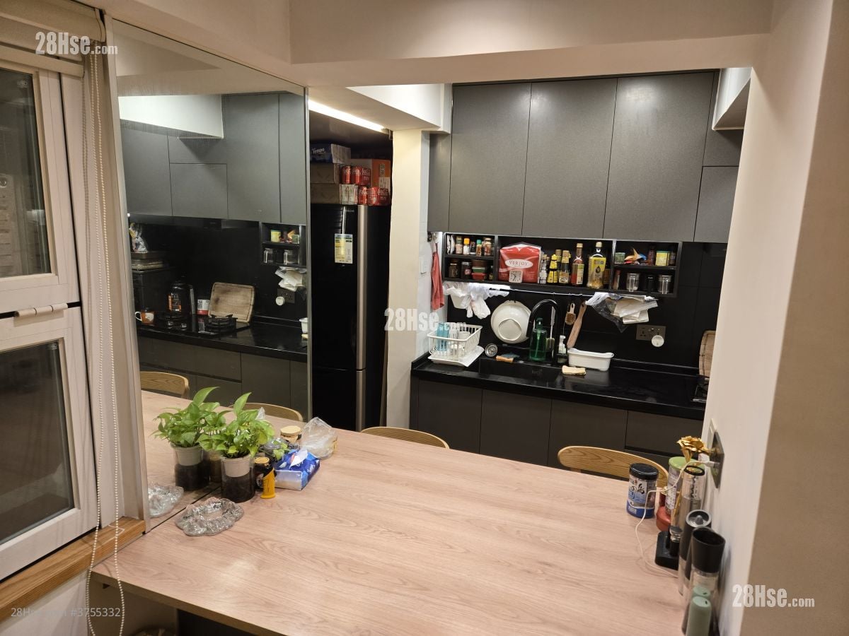 厨房: 中华大厦 售盘 2 房 , 2 浴室 713 平方尺