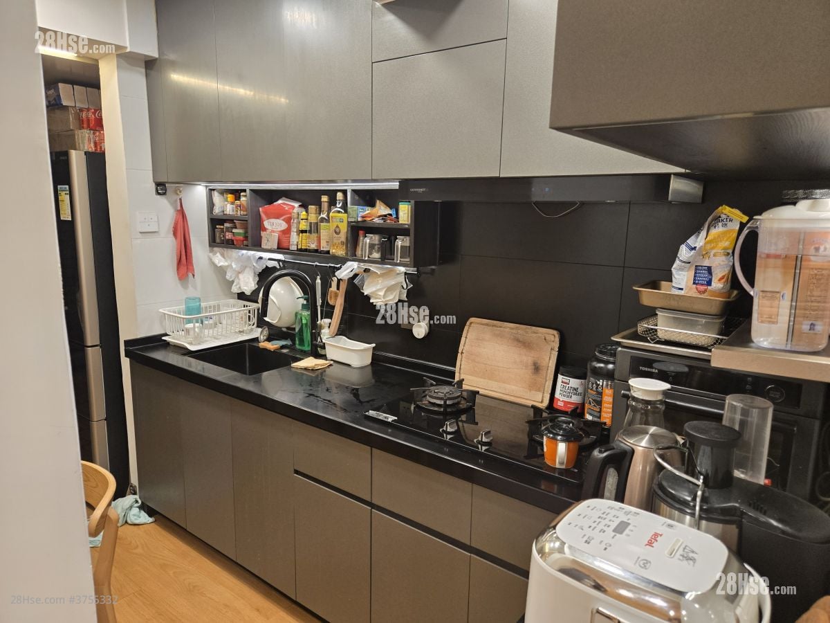 厨房: 中华大厦 售盘 2 房 , 2 浴室 713 平方尺