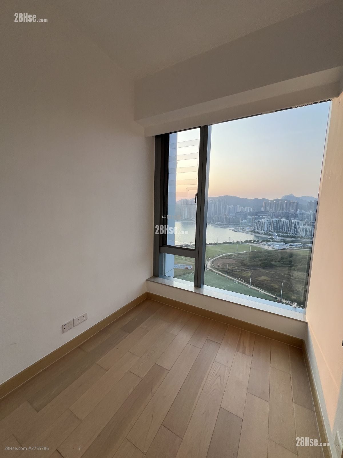 MALIBU 售盘 3 房 , 2 浴室 800 平方尺