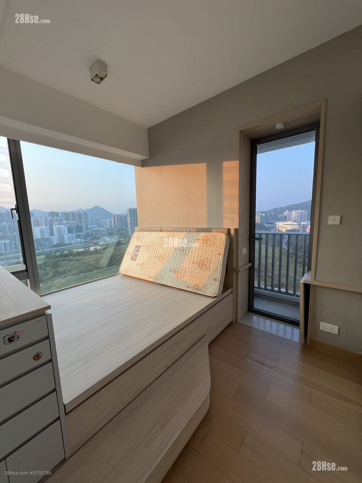 MALIBU 售盘 3 房 , 2 浴室 800 平方尺