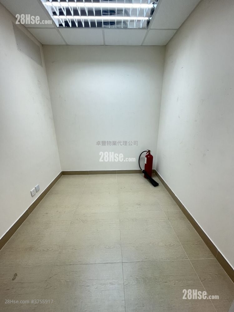 Luen Hing Industrial Sell Studio 77 ft²