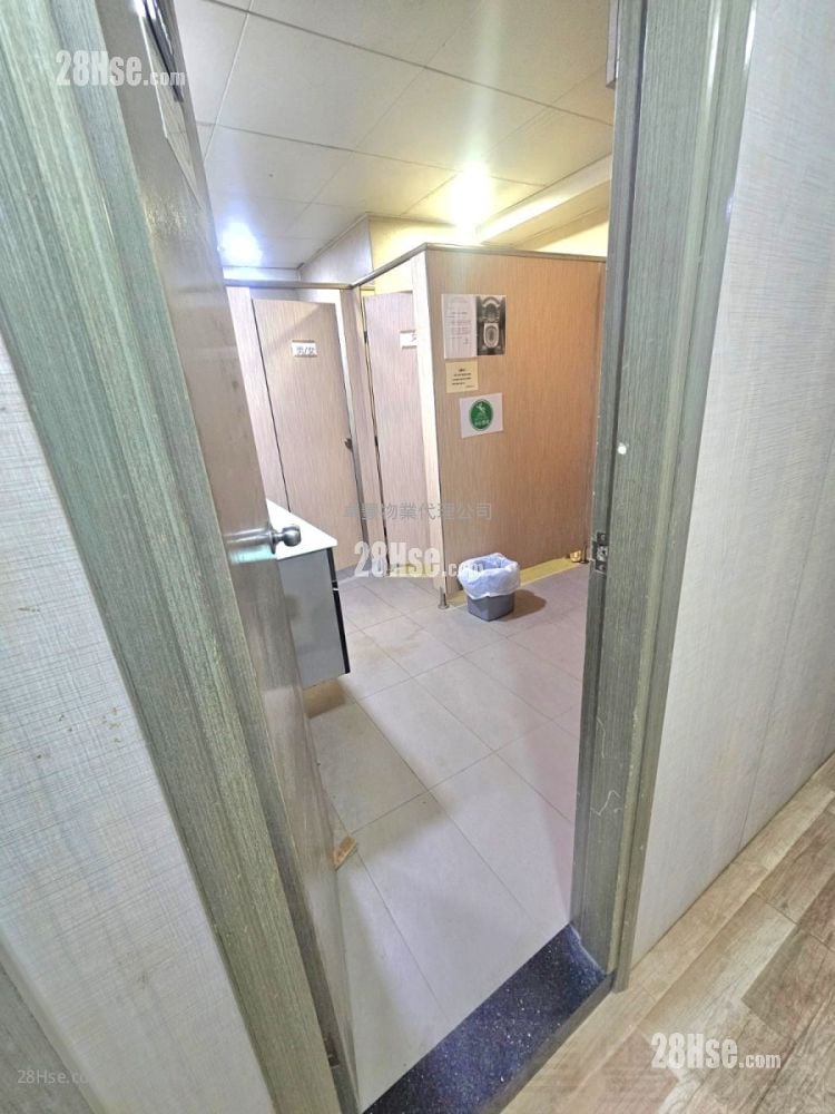 Luen Hing Industrial Sell Studio 77 ft²