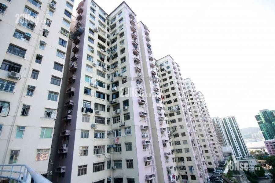 Bedford Gardens Sell 4 Bedrooms , 2 Bathrooms 1,160 ft²