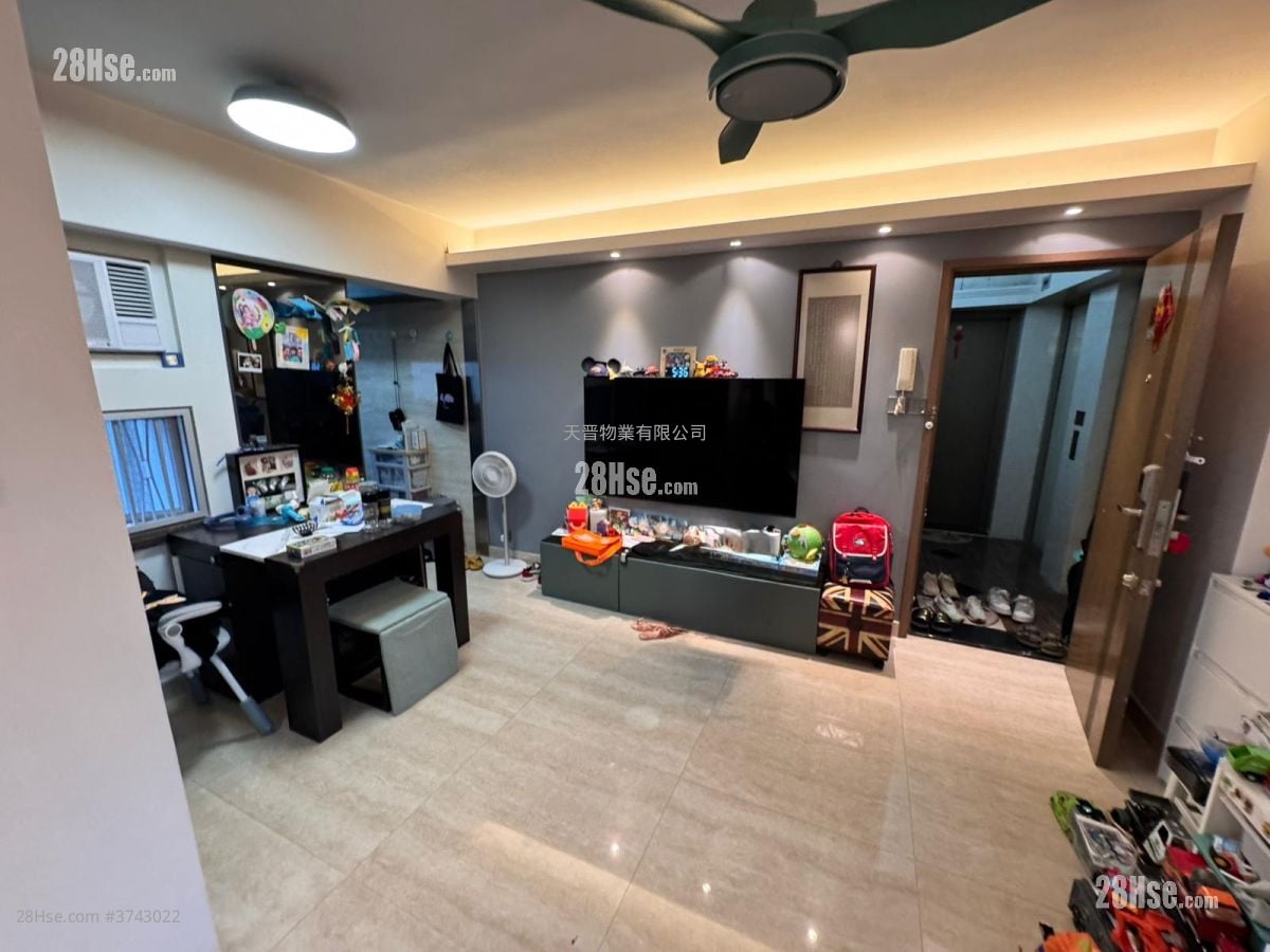 Tak Lee Court Sell 3 Bedrooms , 1 Bathroom 445 ft²