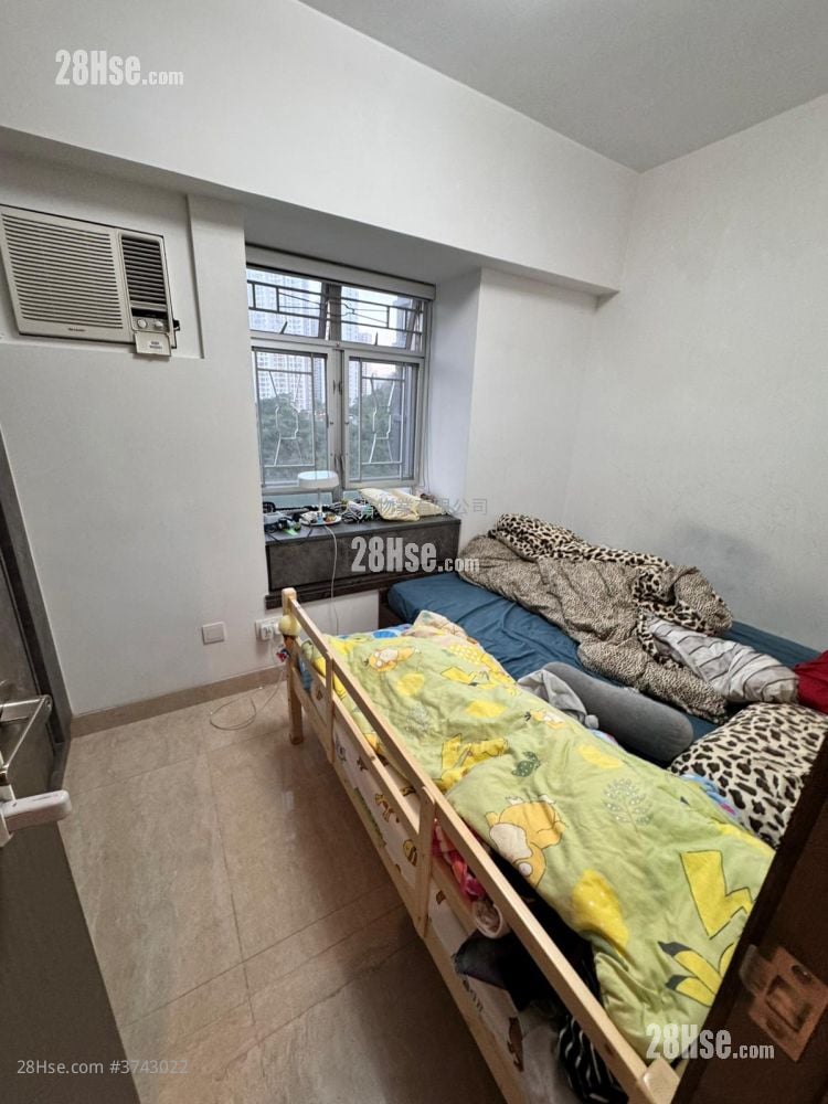 Tak Lee Court Sell 3 Bedrooms , 1 Bathroom 445 ft²