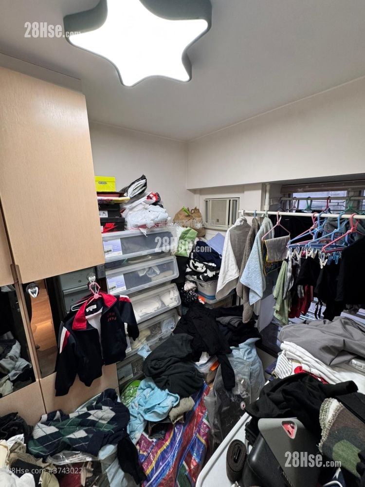 Tak Lee Court Sell 3 Bedrooms , 1 Bathroom 445 ft²