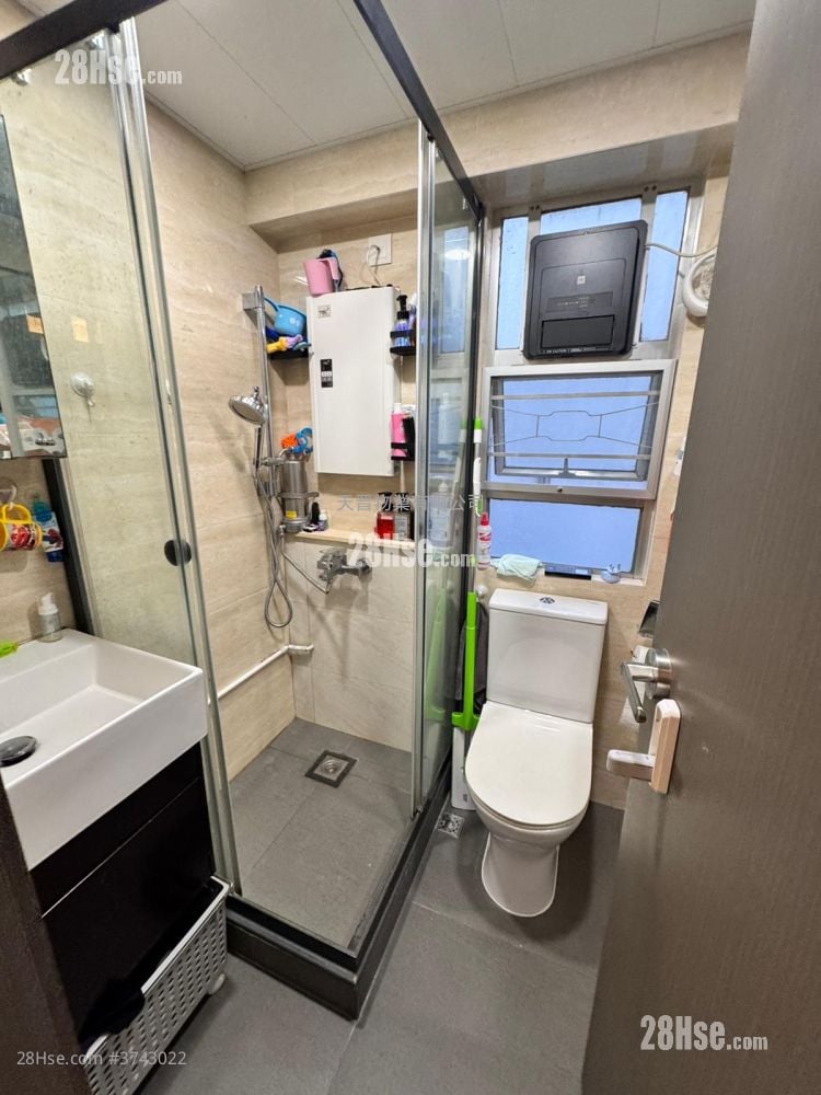 Tak Lee Court Sell 3 Bedrooms , 1 Bathroom 445 ft²