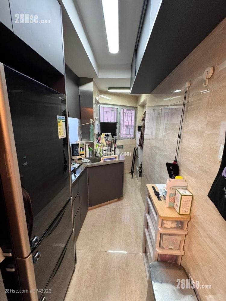 Tak Lee Court Sell 3 Bedrooms , 1 Bathroom 445 ft²