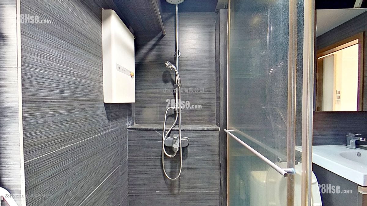 bathroom: Cheerbond Court Sell 3 Bedrooms , 2 Bathrooms 920 ft²