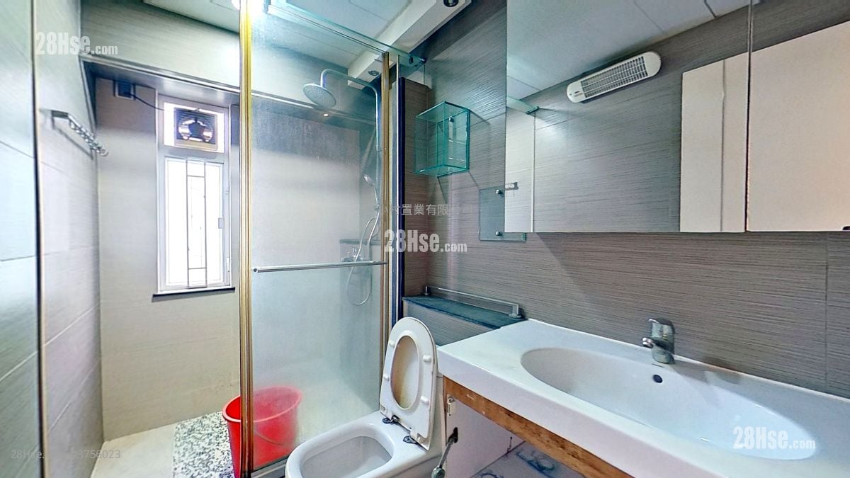 bathroom: Cheerbond Court Sell 3 Bedrooms , 2 Bathrooms 920 ft²