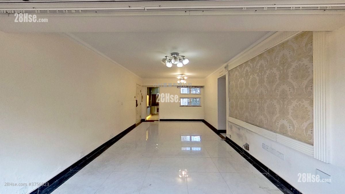 living room: Cheerbond Court Sell 3 Bedrooms , 2 Bathrooms 920 ft²