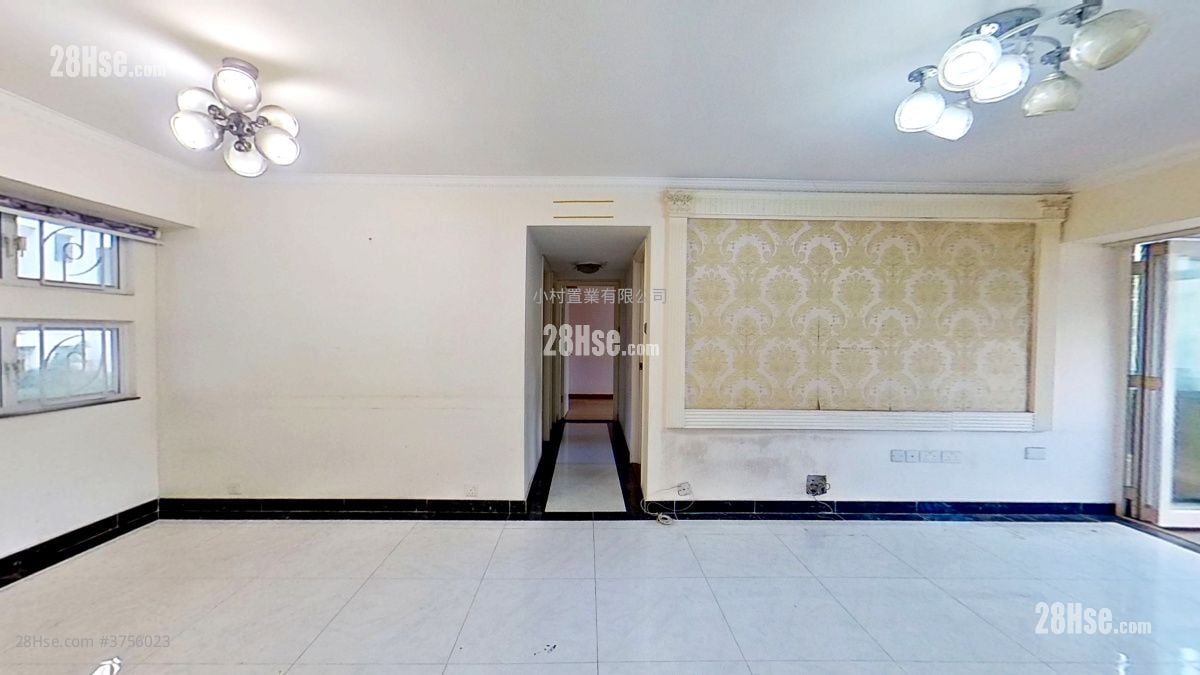 living room: Cheerbond Court Sell 3 Bedrooms , 2 Bathrooms 920 ft²