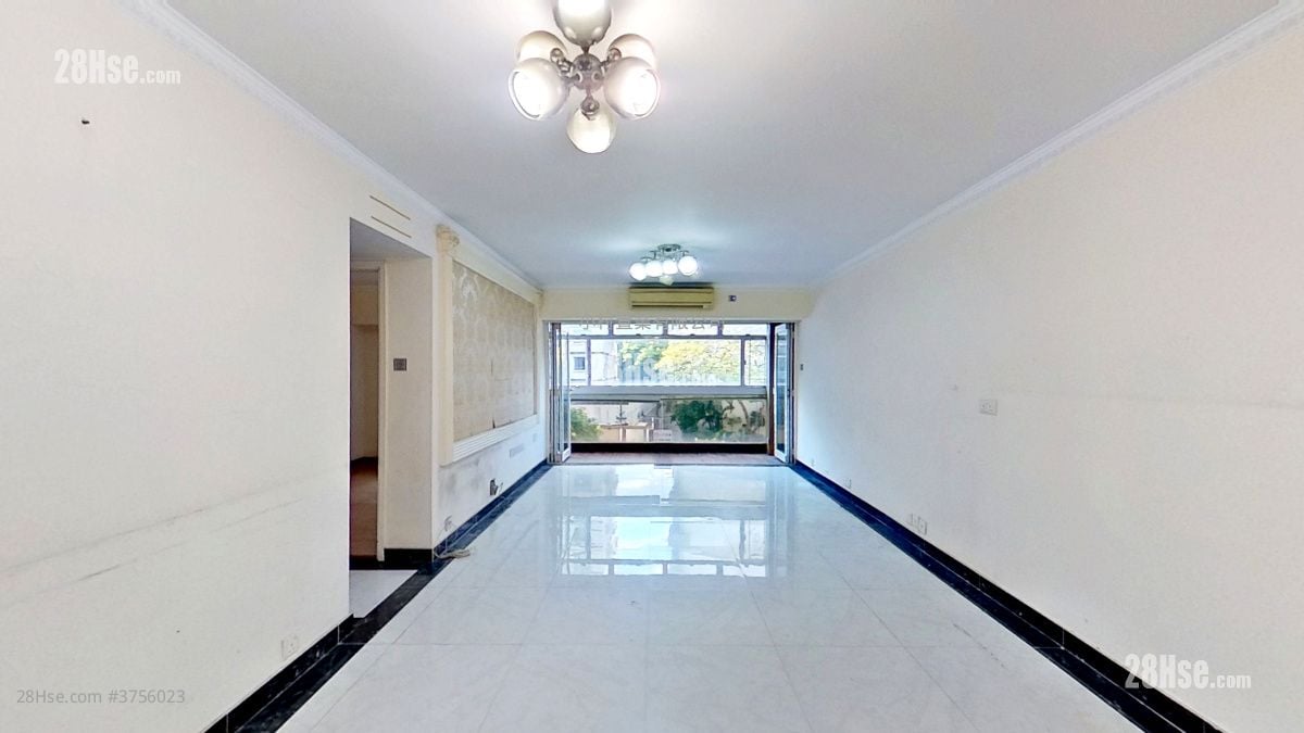 living room: Cheerbond Court Sell 3 Bedrooms , 2 Bathrooms 920 ft²