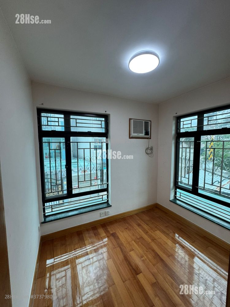 村屋 售盤 3 房 , 1 浴室 700 平方呎