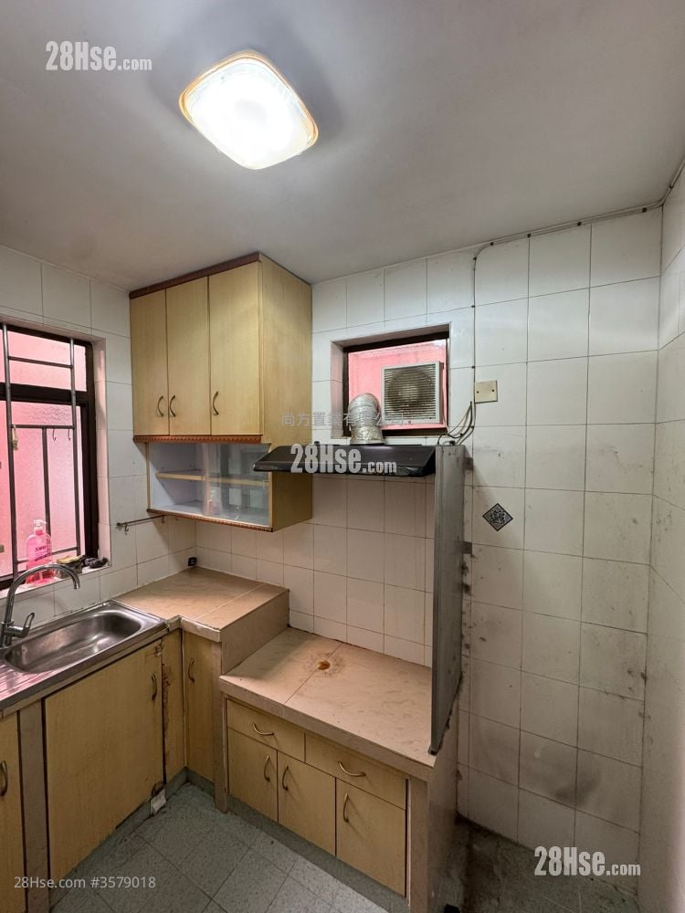 村屋 售盤 3 房 , 1 浴室 700 平方呎