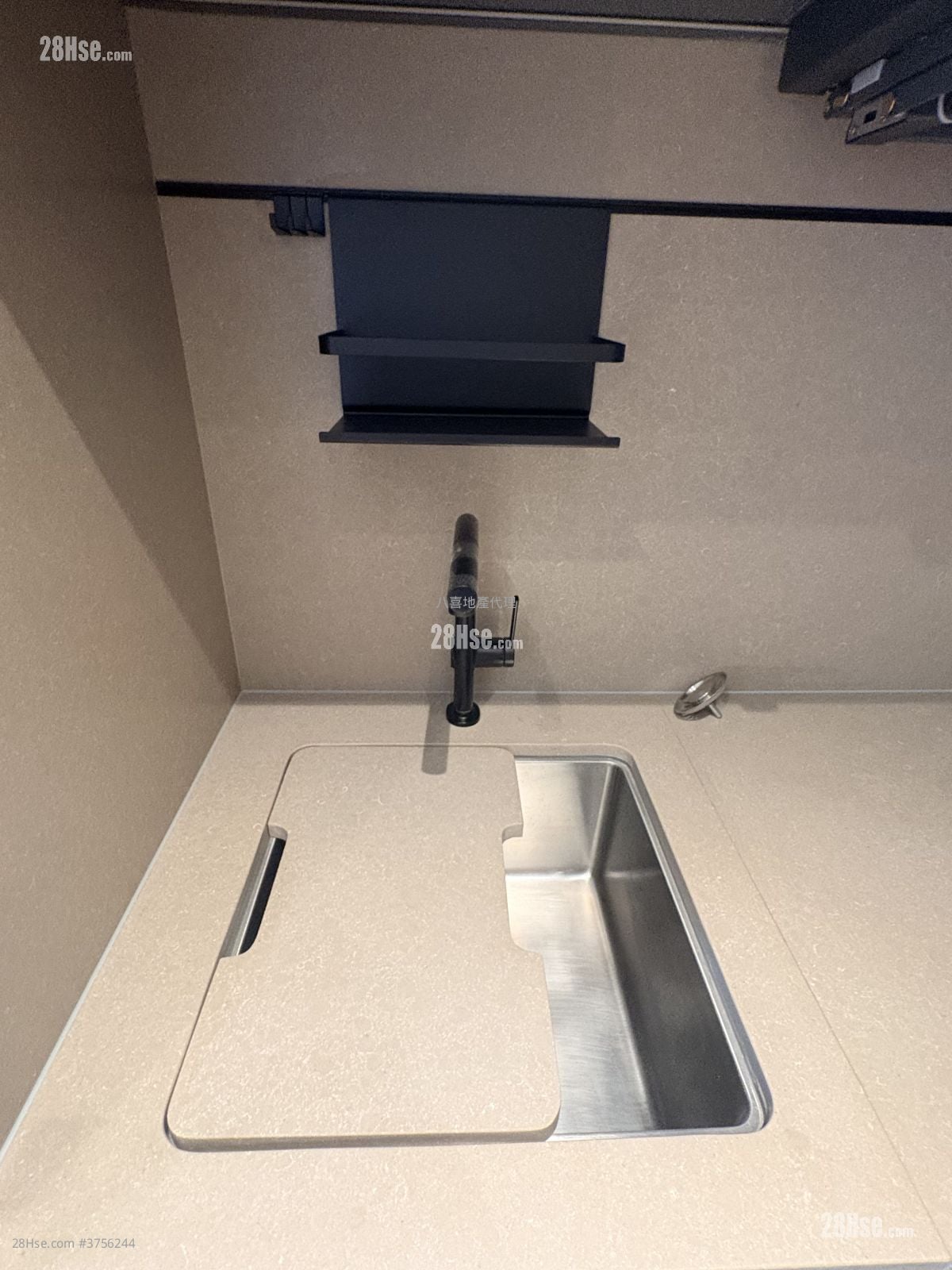 101 Kings Road 租盤 2 房 , 1 浴室 376 平方呎