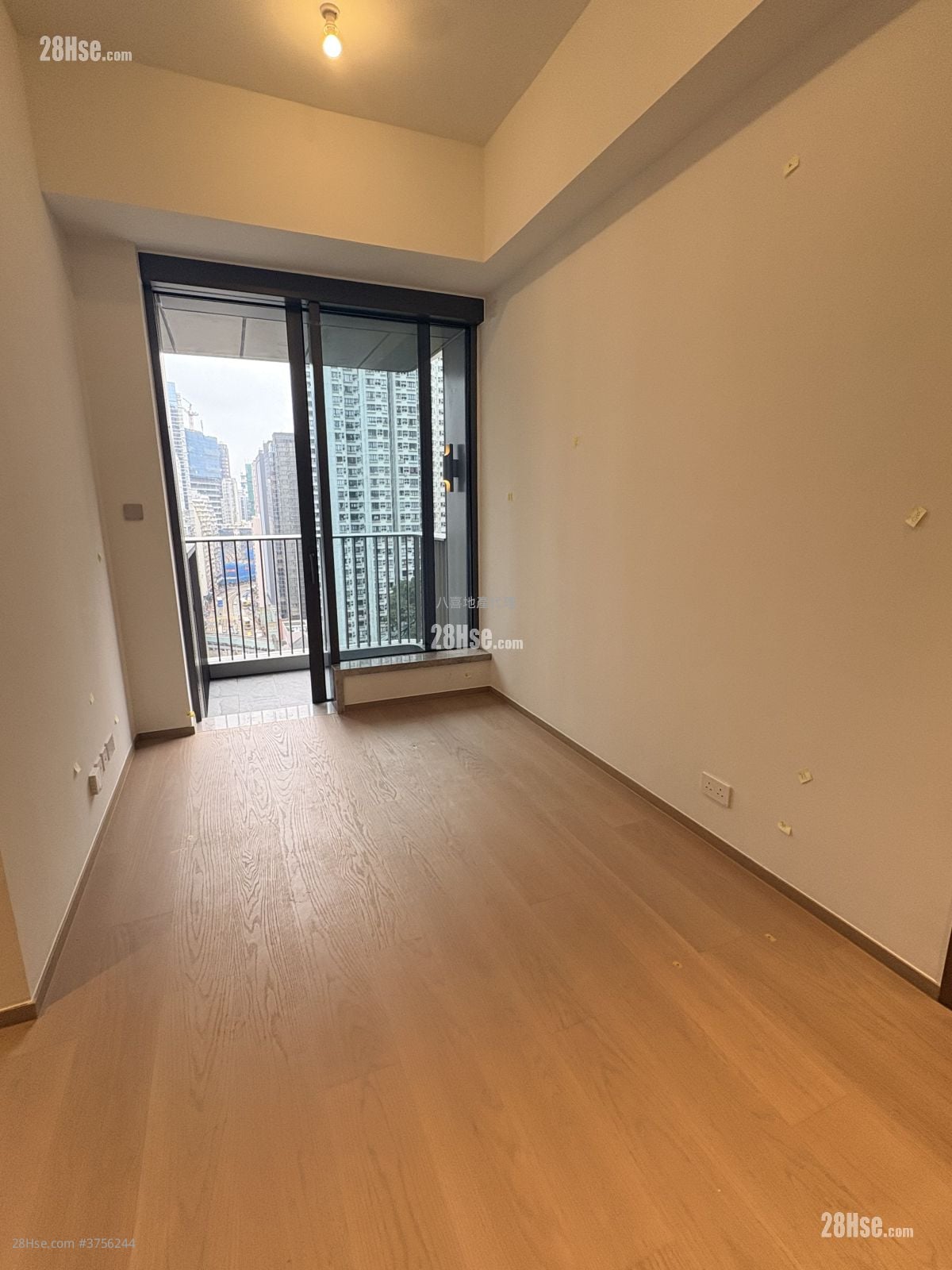 101 Kings Road 租盤 2 房 , 1 浴室 376 平方呎