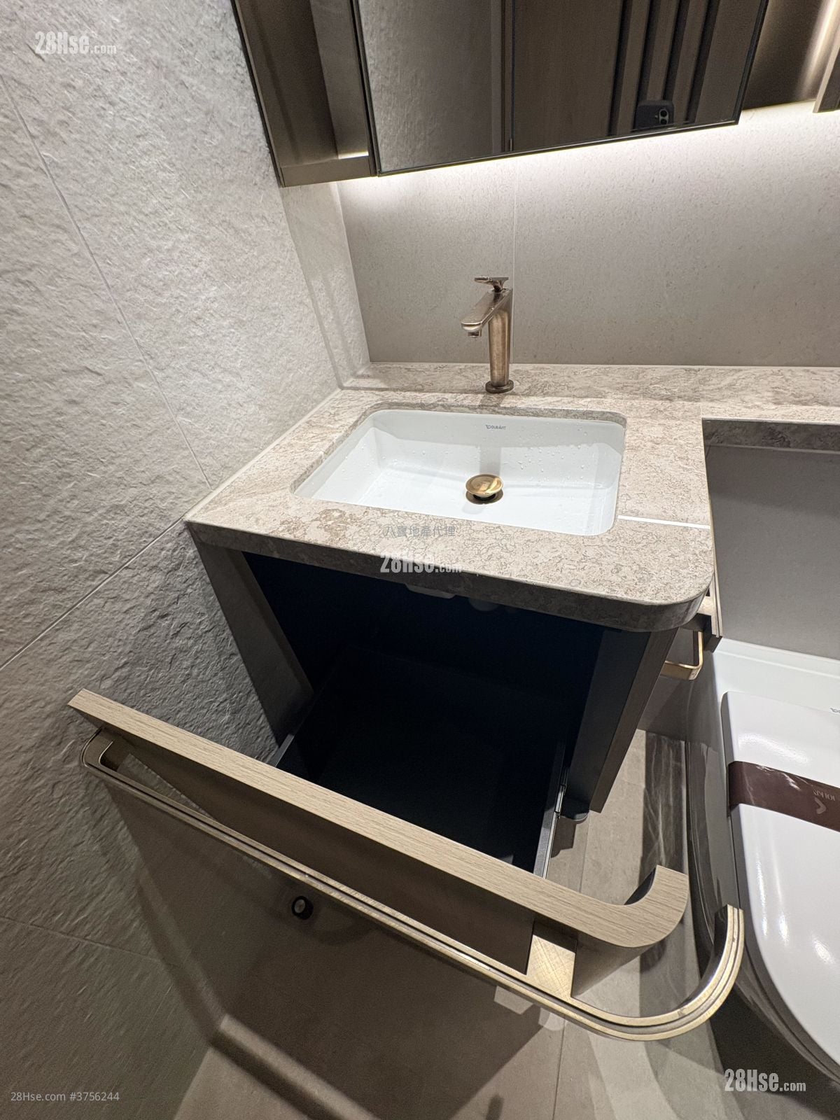 101 Kings Road 租盤 2 房 , 1 浴室 376 平方呎