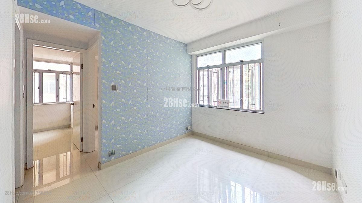 living room: Pearl Court Sell 2 Bedrooms , 1 Bathroom 435 ft²